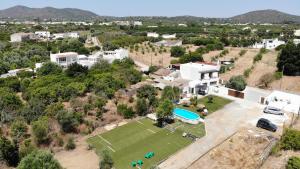een luchtzicht op een huis met een grote tuin bij V3 Atlantida Farm in Quelfes