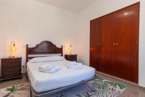 Un dormitorio con una cama con dos toallas encima. en Sweet Spot Marina Apartments, en Lagos