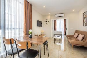 ein Wohnzimmer mit Tisch, Stühlen und Sofa in der Unterkunft Jasmin 2 in Alanya