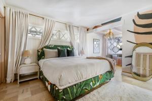 a bedroom with a large bed and a mirror at Beverly Tree House in Los Angeles +29 photos