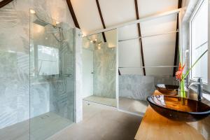 ein Badezimmer mit Glasdusche und Waschbecken in der Unterkunft Sunova Pool Villa - Koh Chang in Ko Chang + 32 Fotos