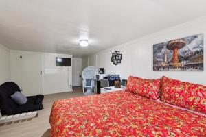 TV a/nebo společenská místnost v ubytování Dave's Last Resort Lakeside-Cozy Cabin 6 Hotel Room