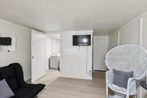 TV a/nebo společenská místnost v ubytování Dave's Last Resort Lakeside-Cozy Cabin 6 Hotel Room + 14 fotografií