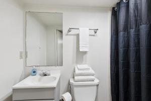 Koupelna v ubytování Dave's Last Resort Lakeside-Cozy Cabin 6 Hotel Room