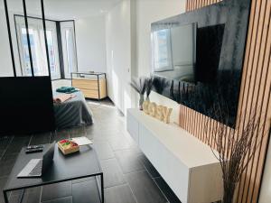 Μια τηλεόραση ή/και κέντρο ψυχαγωγίας στο Le Cosy I Studio