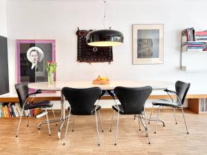 a dining room with a table and chairs at Snug Stays 7 - Design House in Starnberg, Terrace, Lake, Munich south in Starnberg