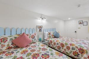 En eller flere senge i et værelse på Dave's Last Resort Poolside-Charming Cabin 1 Hotel Room + 15 billeder