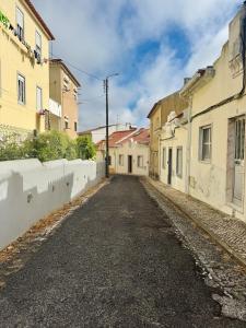 una strada vuota in una città con edifici di Casa de Sintra a Sintra
