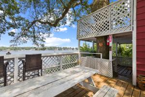 Výhled na řeku, která protéká v blízkosti hotelu