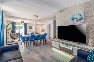 Et tv og/eller underholdning på Villa Melani Vita by Villa Plus