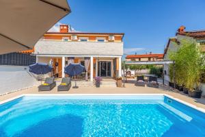 Swimmingpoolen hos eller tæt på Villa Melani Vita by Villa Plus