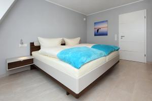 Postel nebo postele na pokoji v ubytování Meckis Panorama-Suiten in der Residenz Waterkant + 53 fotografií