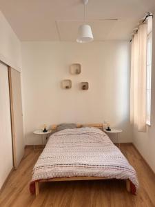 Un pat sau paturi într-o cameră la Chez Jean&Véro Appartement relaxant - Centre Ville Verdun - Géré par PrestaZen'Services