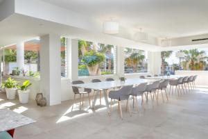 a dining room with a white table and chairs at Sol Fuerteventura Jandia - All Suites in Morro del Jable