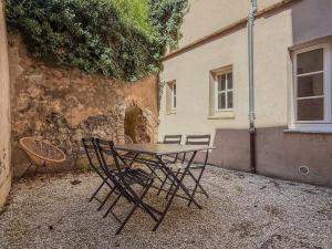 a table and chairs in front of a building at Studio avec terrasse en centre-ville de Chartres in Chartres