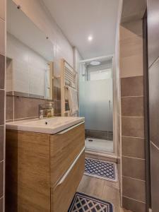 a bathroom with a sink and a shower at Studio avec terrasse en centre-ville de Chartres in Chartres