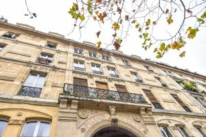 パリにあるCosy Studio - 2P - Strasbourg Saint-Denisの正面にバルコニーがある大きな建物