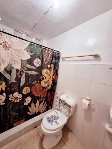 Ένα μπάνιο στο L1 Family Studio Apartment Room near Damosa IT Park, SM Lanang & Airport