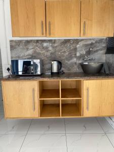 Una cocina o cocineta en Lakeside Studio Sleeps max 2