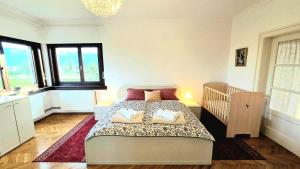 En eller flere senge i et værelse på Vila Moka near Bled-Entire place with Garden Retreat