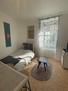 En eller flere senge i et værelse på Studio meublé centre-ville Saint Junien