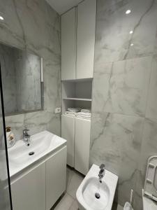 Ένα μπάνιο στο Albania Haven Apartment 5A