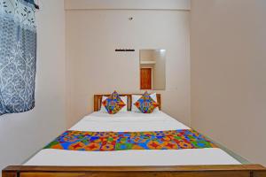 Ένα ή περισσότερα κρεβάτια σε δωμάτιο στο Via Praneeth Residency