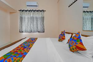 Ένα ή περισσότερα κρεβάτια σε δωμάτιο στο Via Praneeth Residency