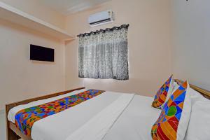 Postel nebo postele na pokoji v ubytování Via Praneeth Residency