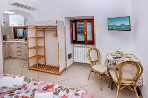 a kitchen and dining room with a table and chairs at Casa Aristide in Sant'Agnello