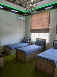 Ένα ή περισσότερα κρεβάτια σε δωμάτιο στο Zamin Hotel