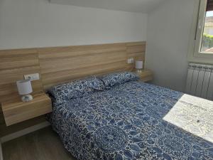 Giường trong phòng chung tại Casa Chalet en Playa América, Vigo