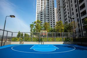 ein Basketballplatz in einer Stadt mit hohen Gebäuden in der Unterkunft Equine Residence - Taman Equine Seri Kembangan in Seri Kembangan