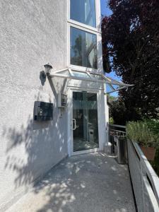 een witte deur met een raam aan de zijkant van een gebouw bij Hotel am Neckar in Nürtingen