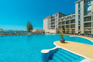 une piscine devant un immeuble dans l'établissement Festa Pomorie Resort, à Pomorie