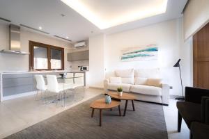 Una sala de estar con un sofá blanco y una mesa. en Gav Espinel Ronda Centro, en Ronda