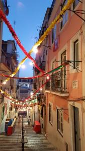 Un callejón con luces de Navidad en una ciudad por la noche en Lisbon Apartment Bairro Alto - Bica 1 en Lisboa
