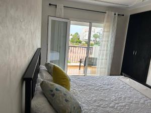 Ένα ή περισσότερα κρεβάτια σε δωμάτιο στο 2 Bed Flat - Sleeps 5 - Pets - Pool - Parking