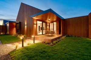 a modern house with a backyard with a patio at Natur Harmony Tiszafüred in Tiszafüred