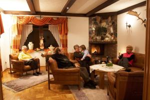 Un grupo de personas sentadas en una sala de estar en Ferienhaus Für 11 Personen Und 1 Kind, en Birresborn