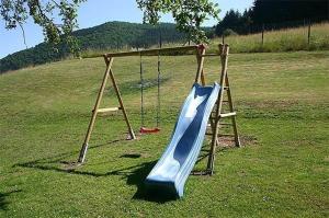 Un parque infantil con un tobogán y un tobogán. en Ferienhaus Für 11 Personen Und 1 Kind, en Birresborn 2 fotos más