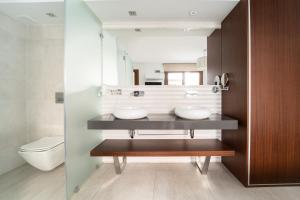 Un baño con dos lavabos y un inodoro. en Gav Espinel Ronda Centro, en Ronda 35 fotos más