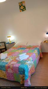 Un dormitorio con una cama con un edredón colorido. en SYL guest house centro ciudad, en Jaén 2 fotos más