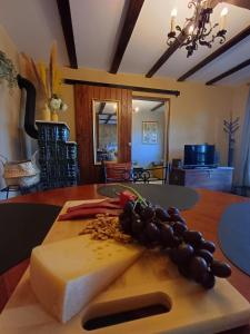 ナジュマロシュにあるFecskefészek vendégházのまな板の上のチーズとブドウ +33枚の写真