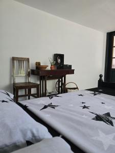 Ένα ή περισσότερα κρεβάτια σε δωμάτιο στο Casa tradițională Eridav +23 φωτογραφίες