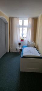 ein Schlafzimmer mit einem Bett und einem Fenster in der Unterkunft Ferienwohnung zum Türmer in Görlitz