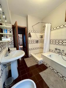 Bilik mandi di Casa Emilia lake view apartment