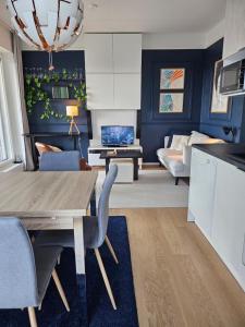 Χώρος καθιστικού στο 1 bedroom apartment with city views