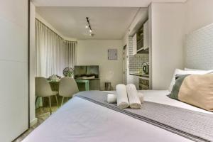 Ένα ή περισσότερα κρεβάτια σε δωμάτιο στο Tuynhuys Studio 301 in Keerom Street