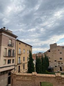 ein Blick auf eine Stadt mit Gebäuden und Bäumen in der Unterkunft San Pedro in Teruel